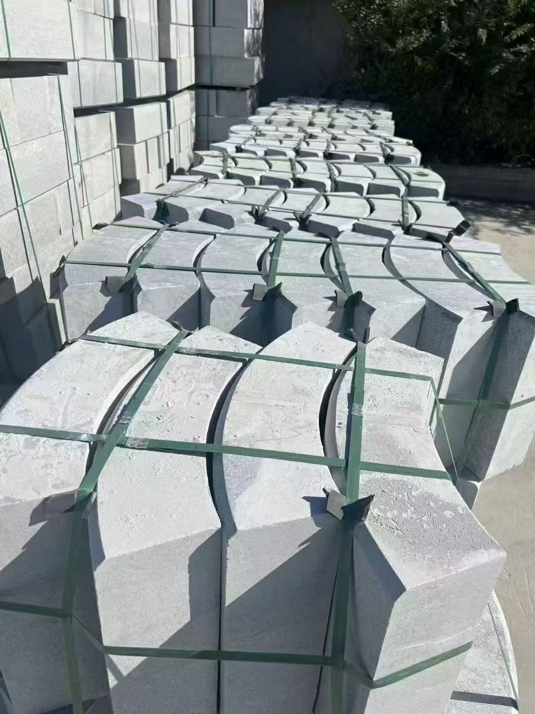 六安 芝麻灰弧形路沿石