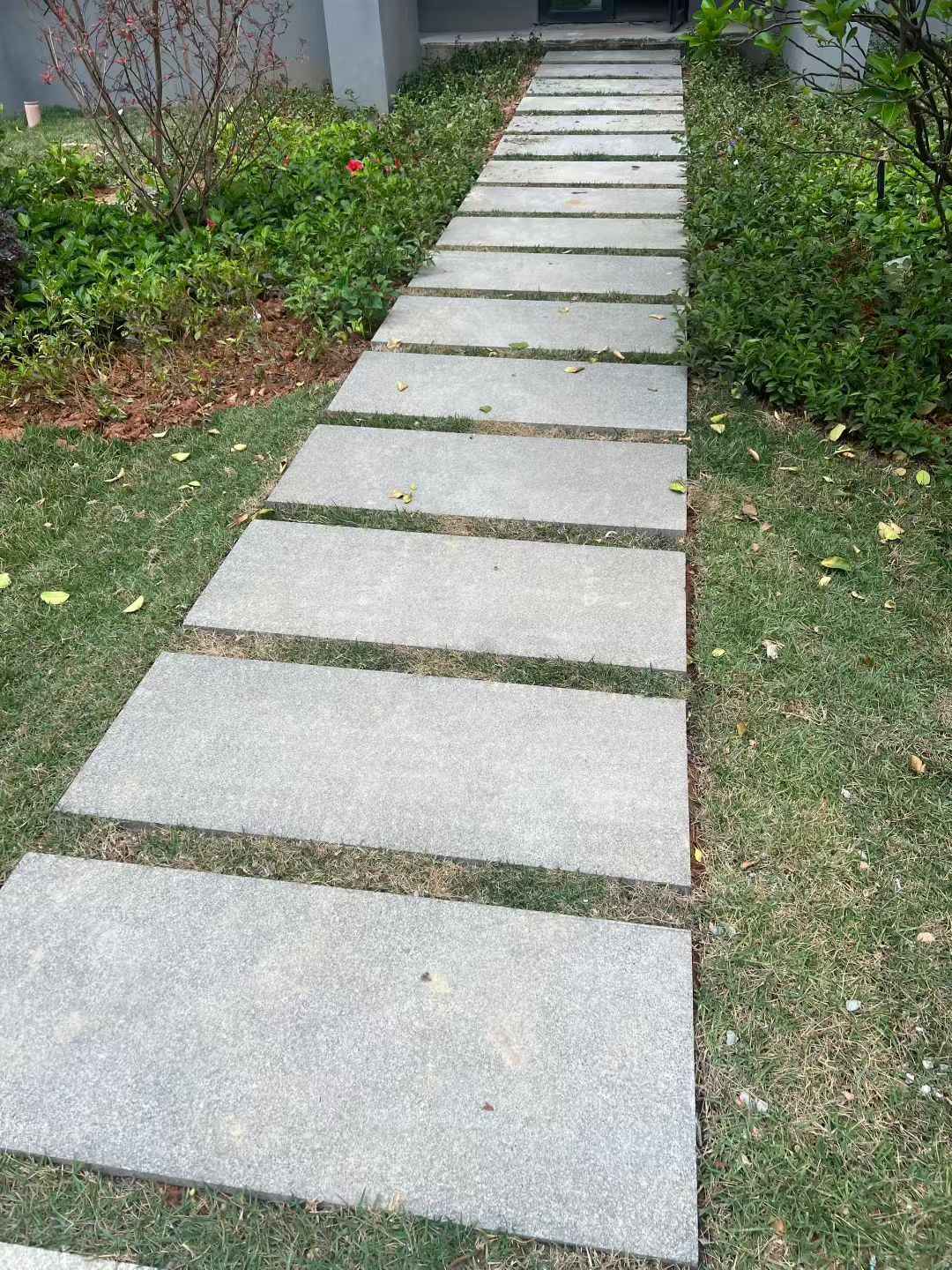 六安 芝麻黑小区踏步、汀步石铺装效果
