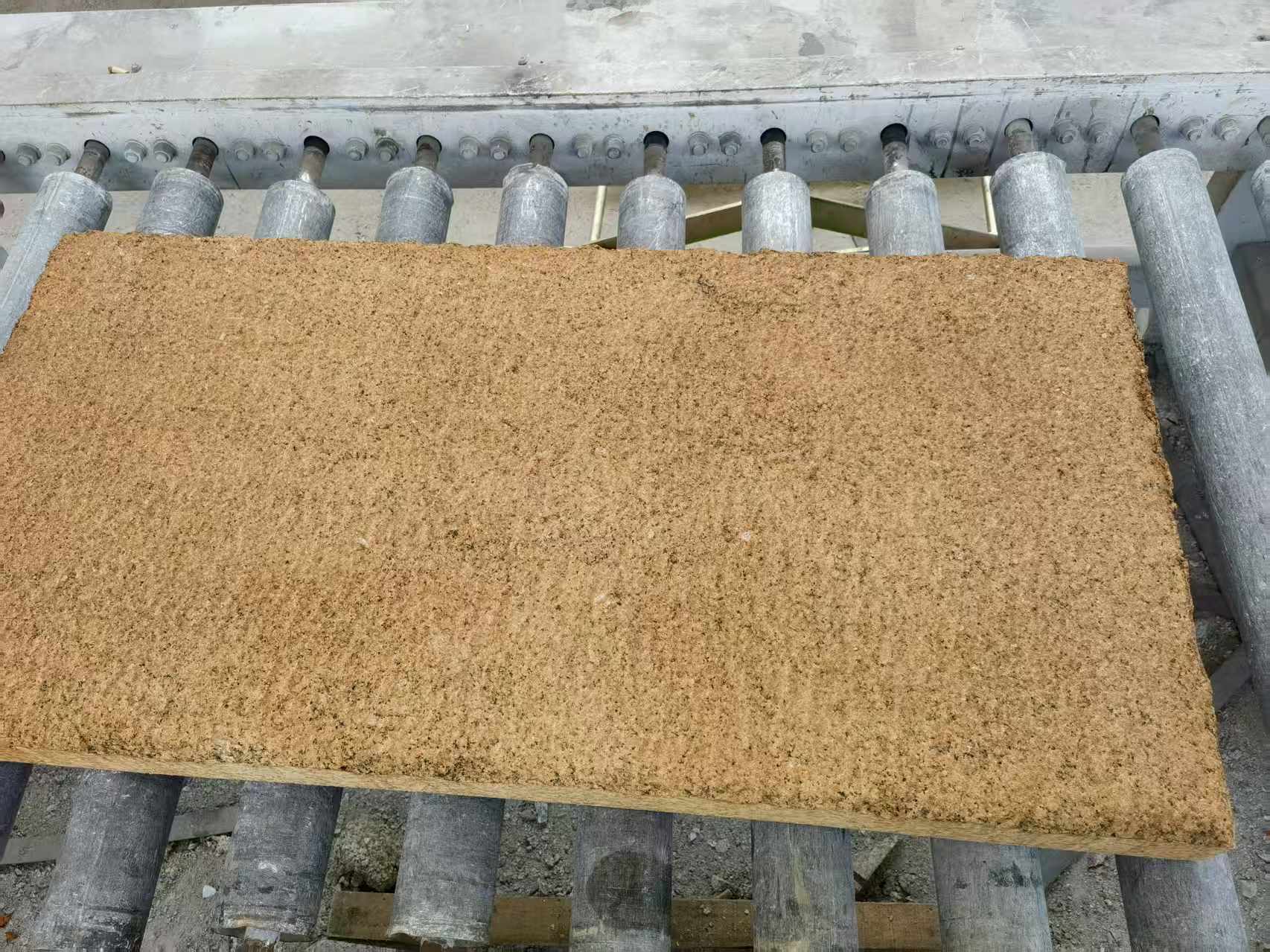 六安 菠萝面老石板，做旧仿古石，流水线生产加工